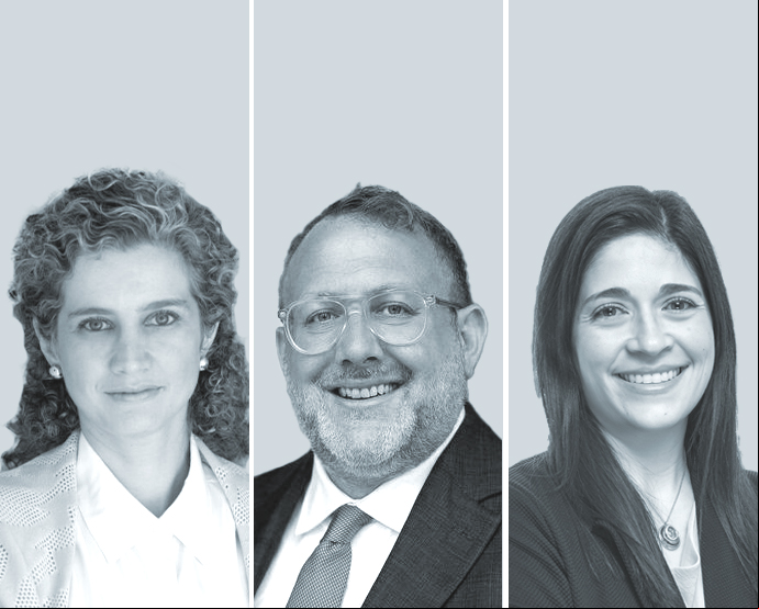 María Angélica Burgos, de Baker McKenzie - Colombia (izquierda); Adam Brenneman, de Milbank - Estados Unidos, y María Eugenia Badilla, de IVM Abogados.