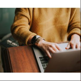 Los programas de capacitación pueden incluir talleres, seminarios, cursos en línea y oportunidades de mentoría / Unsplash; Christin Hume 