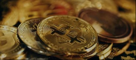 Los dos principales aspectos que no están regulados por la Ley MiCA son las NFT y las monedas digitales de los bancos centrales. / Unsplash, Traxer.