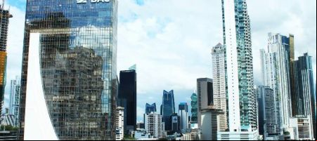 Panamá alberga uno de los más importantes centros financieros de América Latina./ Unsplash - Keiron Crasktellanos.