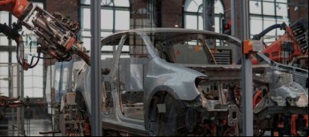Por su peso en las exportaciones de México hacia Estados Unidos, la industria automotriz será una de las más afectadas por la política arancelaria de Trump./ Unsplash - Lenny Kuhne.